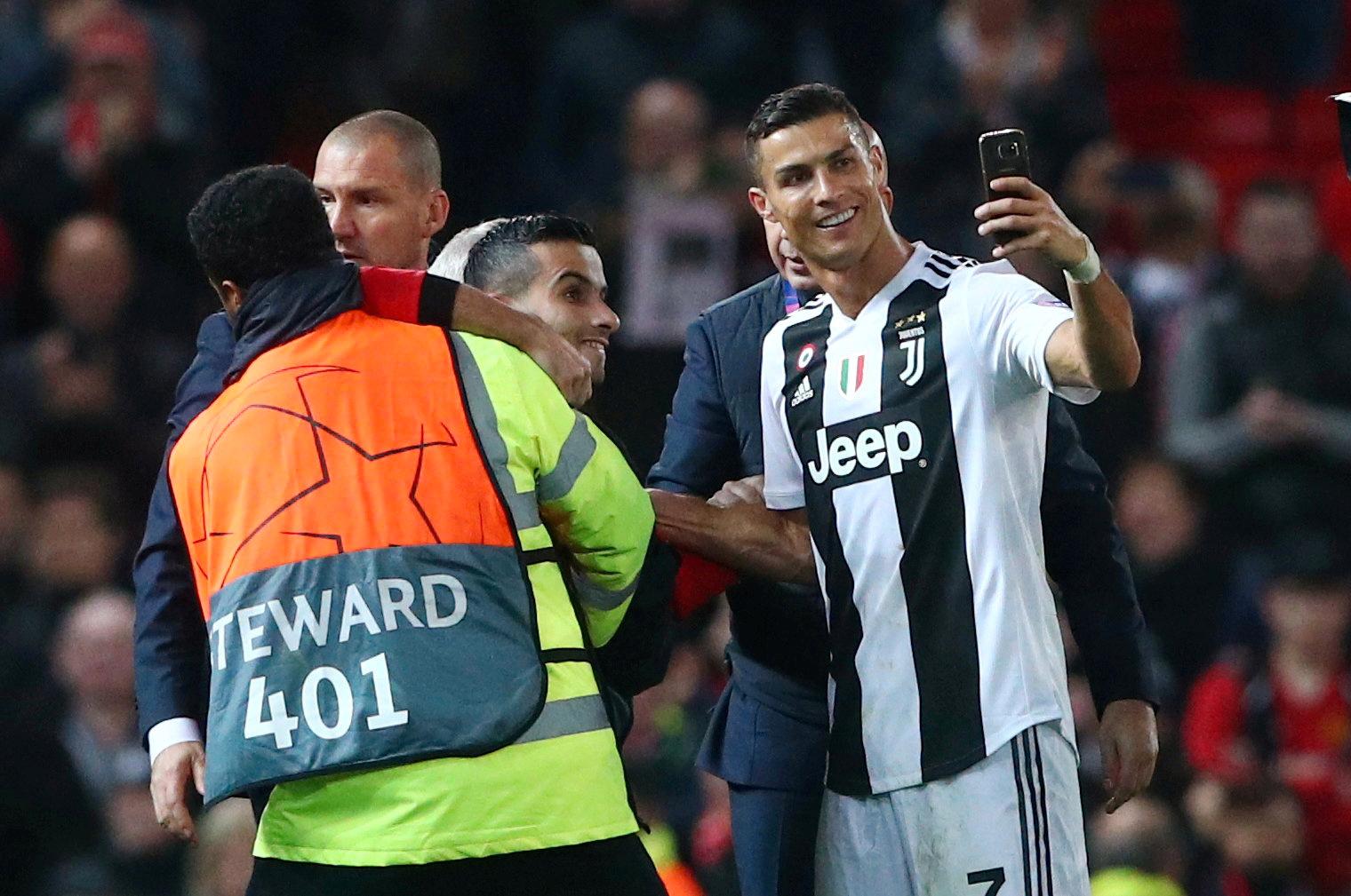 Cristiano Ronaldo tog en selfie med en planstormare