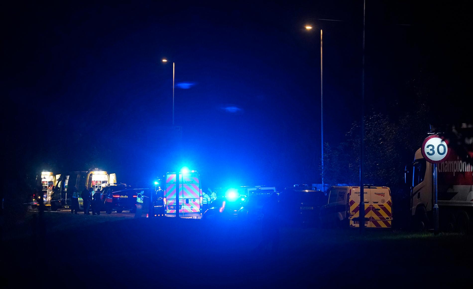 Räddningstjänst vid London Road i Salisbury i Wiltshire efter olyckan där två passagerartåg ska ha krockat i Fisherton-tunneln som ligger mellan Andover och Salisbury i södra England. Minst 50 brandmän ska ha kallats till platsen.