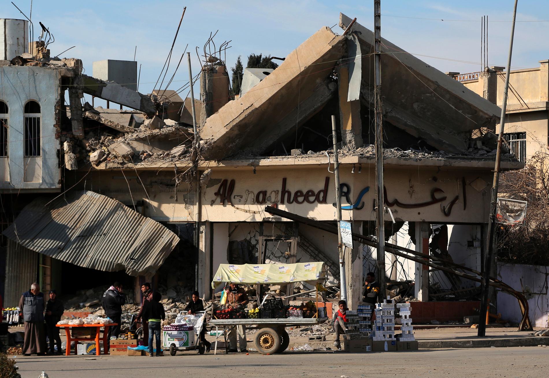 Försäljare ställer ut sina varor i en del av östra Mosul som nyligen befriats från terrorgruppen IS.