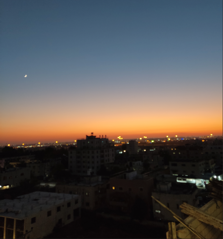 Solnedgång över Tulkarem på Västbanken. Arkivbild. 