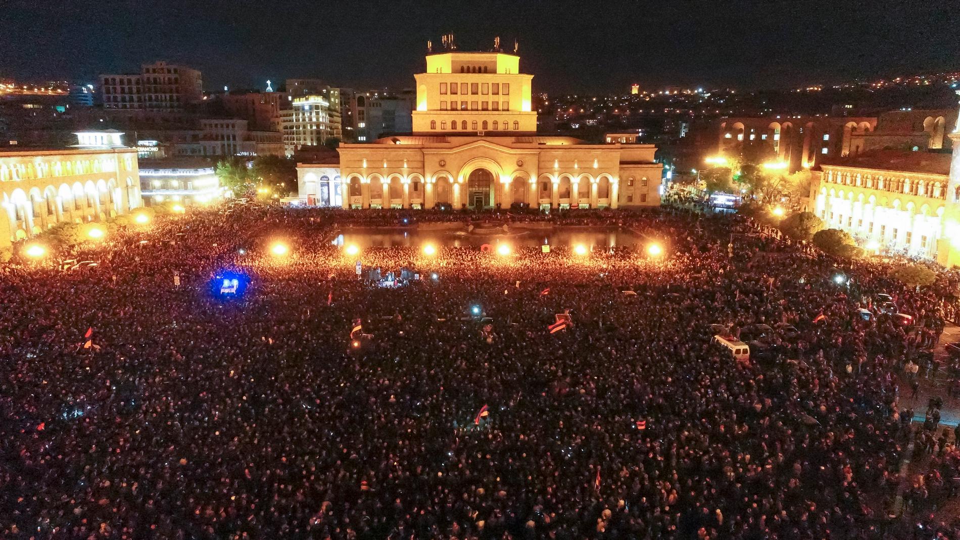 Tusentals människor protesterar mot den dåvarande presidenten Serzj Sargsian i Jerevan under våren 2018.