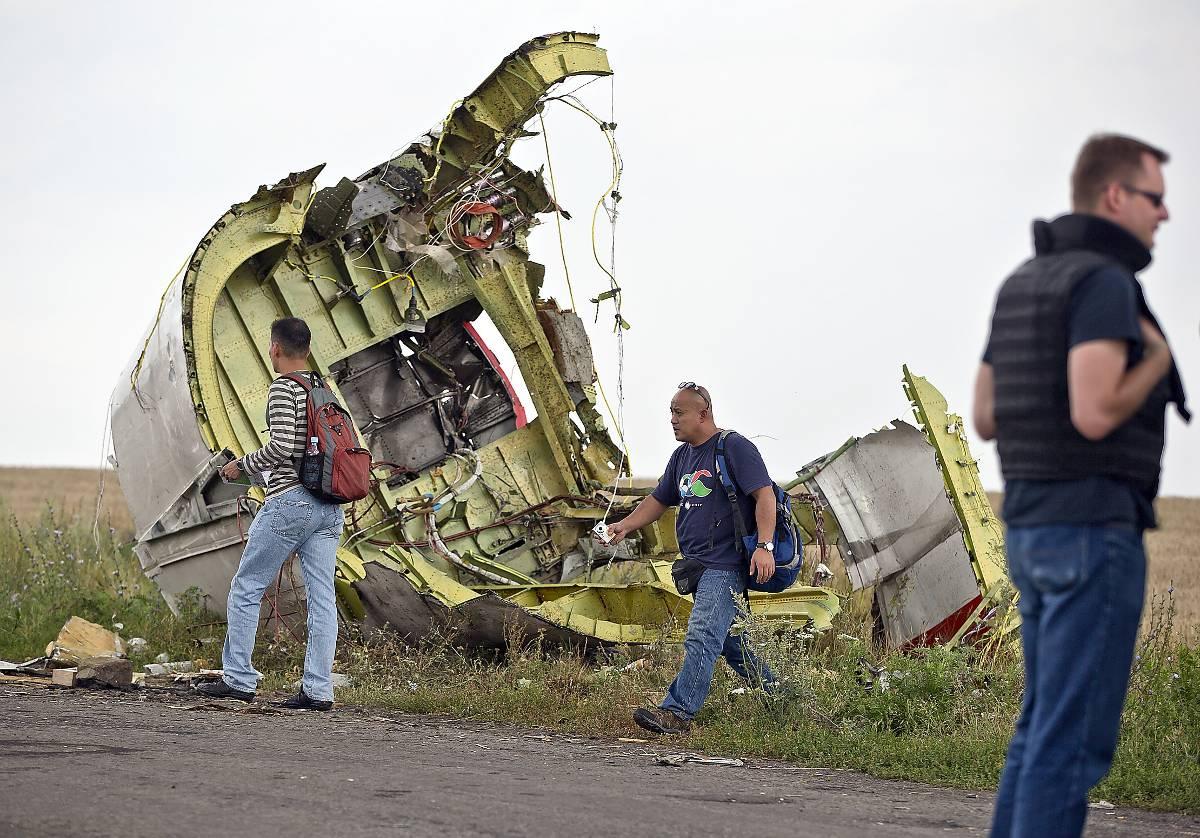 Utredare från Malaysia undersöker vraket av MH17.