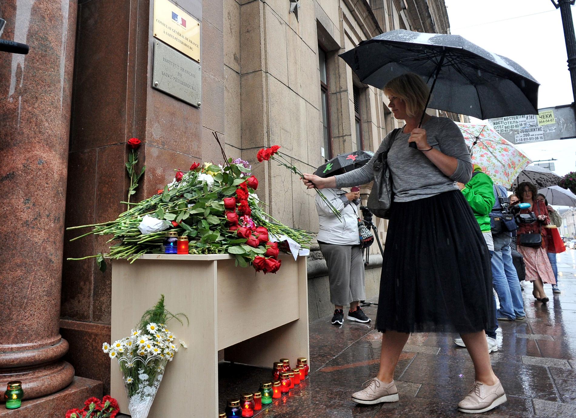 I S:t Petersburg lägger en kvinna blommor vid franska konsulatet.