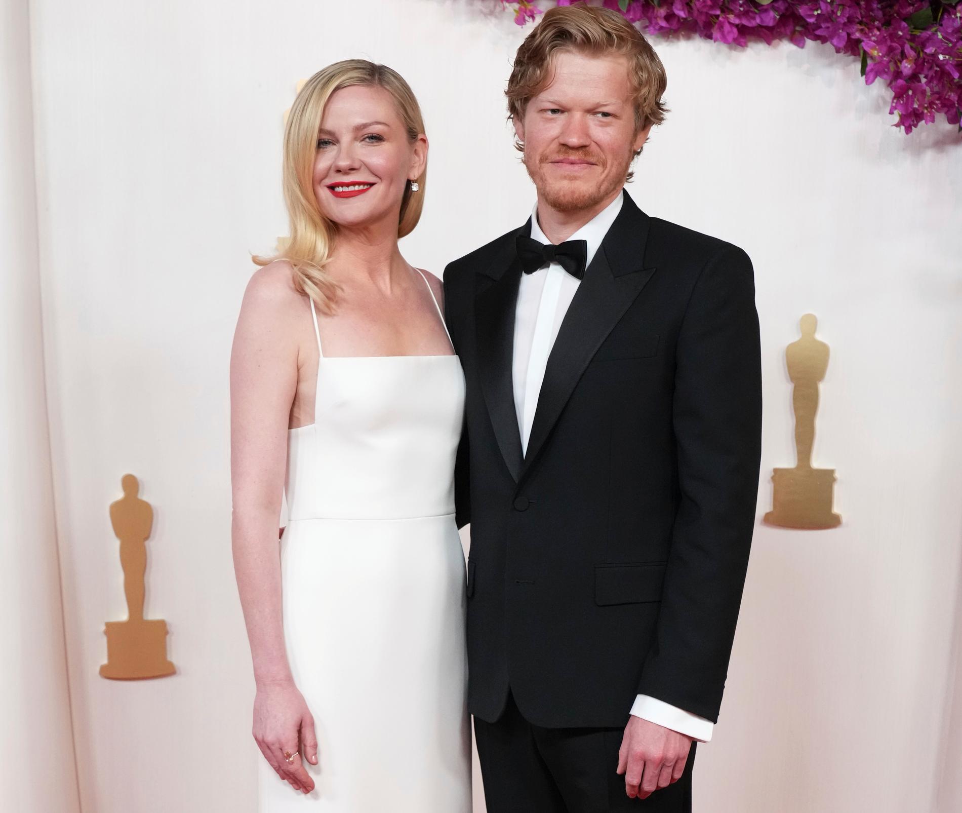 Kirsten Dunst och Jesse Plemons på röda mattan inför Oscarsgalan.