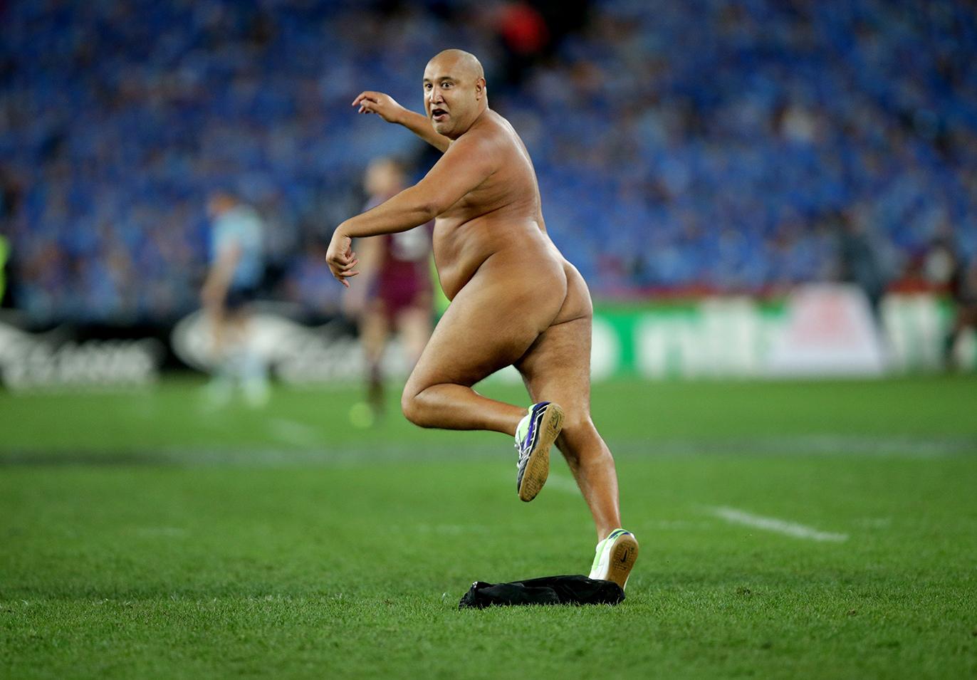 Wati Holmwoods naken-kupp i samband med en stor rugbymatch i Australien har hyllats i sociala medier. Streakaren var insmord i vaselin.
