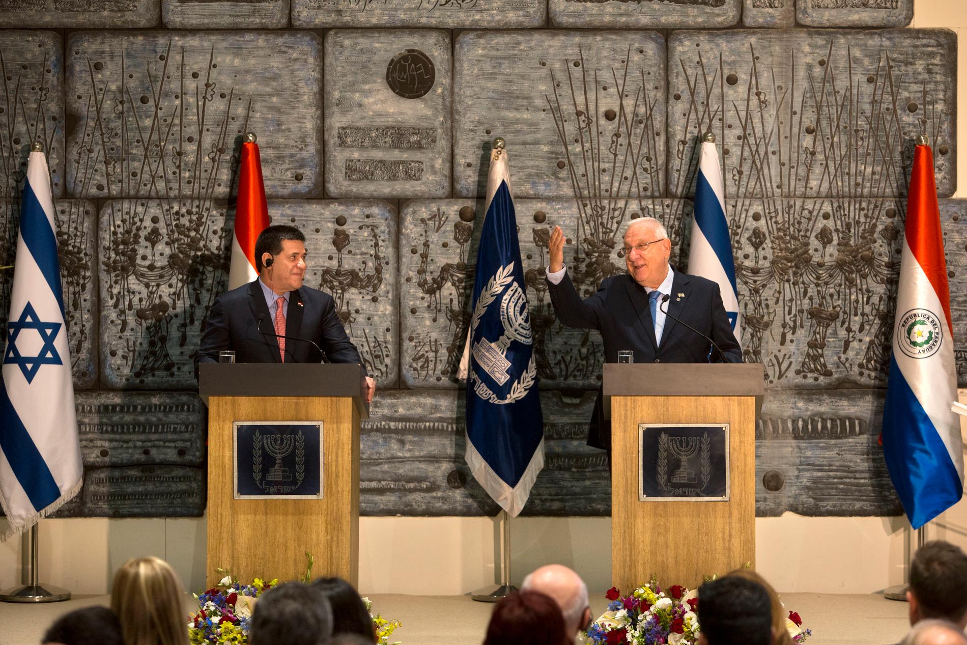 Paraguays president Horacio Cartes, till vänster, och Israels president Reuven Rivlin under en presskonferens i Jerusalem sommaren 2016. Arkivbild.