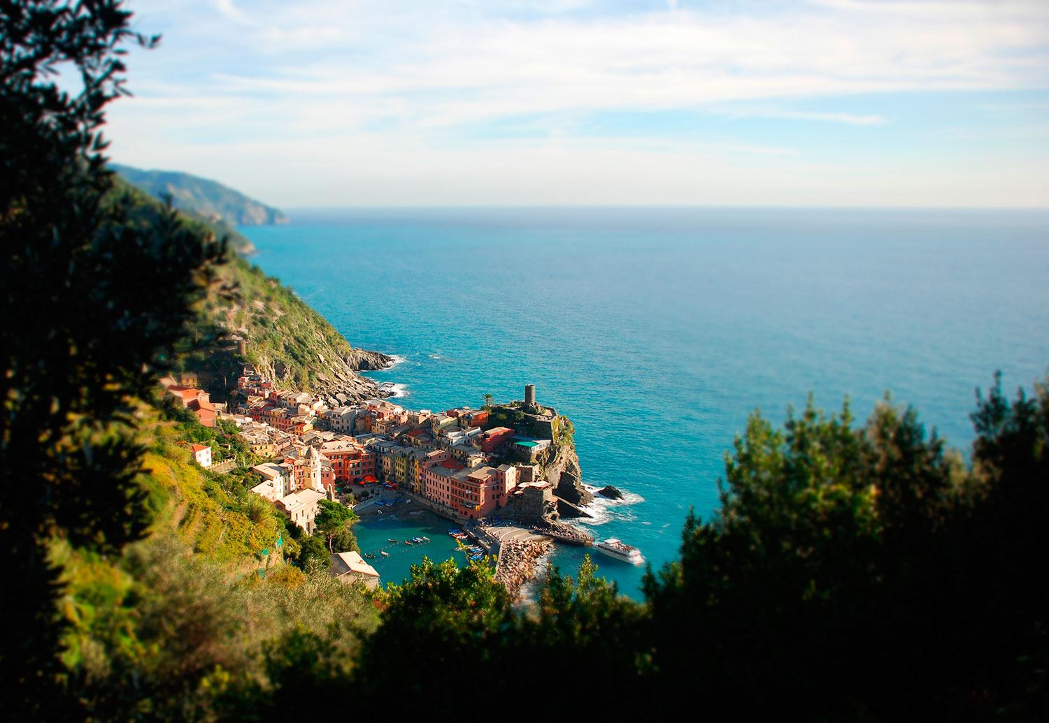 Utsikt över Vernezza, en av fem byar som ingår i regionen Cinque Terre.
