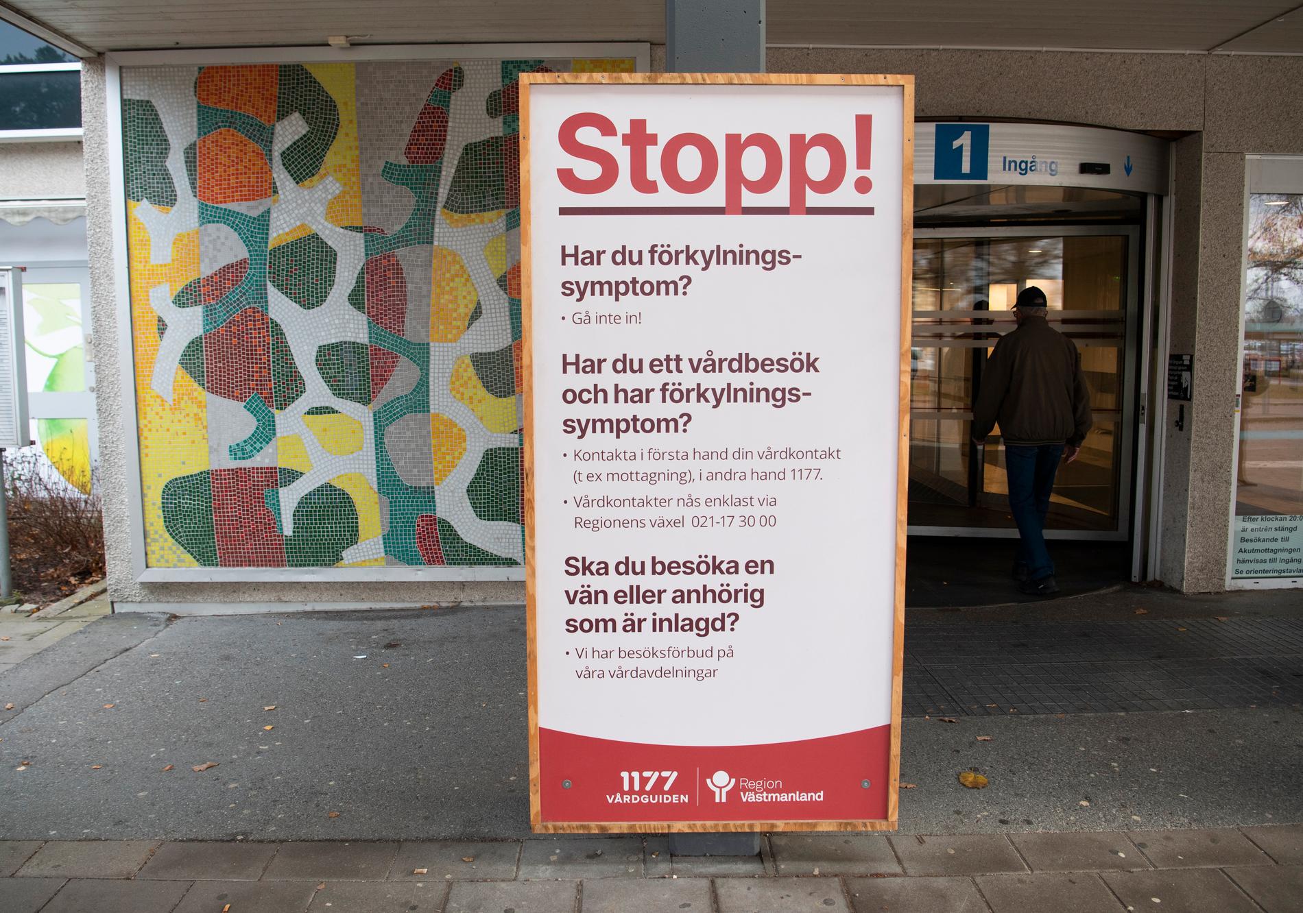 En stor skylt i entrén till Västmanlands sjukhus i Västerås uppmanar människor att iaktta coronarestriktioner. Arkivbild.