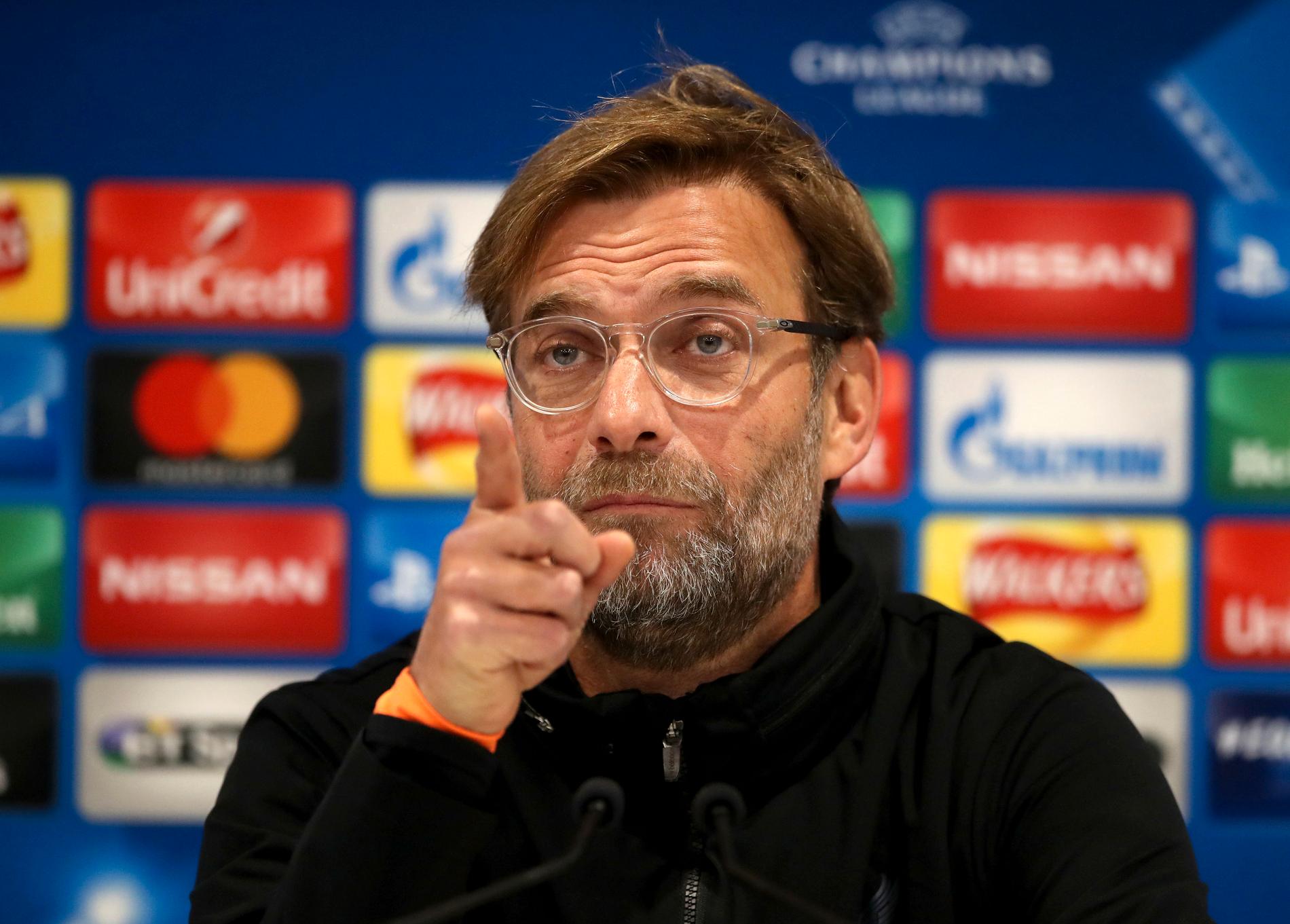 Jürgen Klopp uppmanar Liverpoolfansen att ha tålamod med rekordvärvningen Virgil van Dijk.