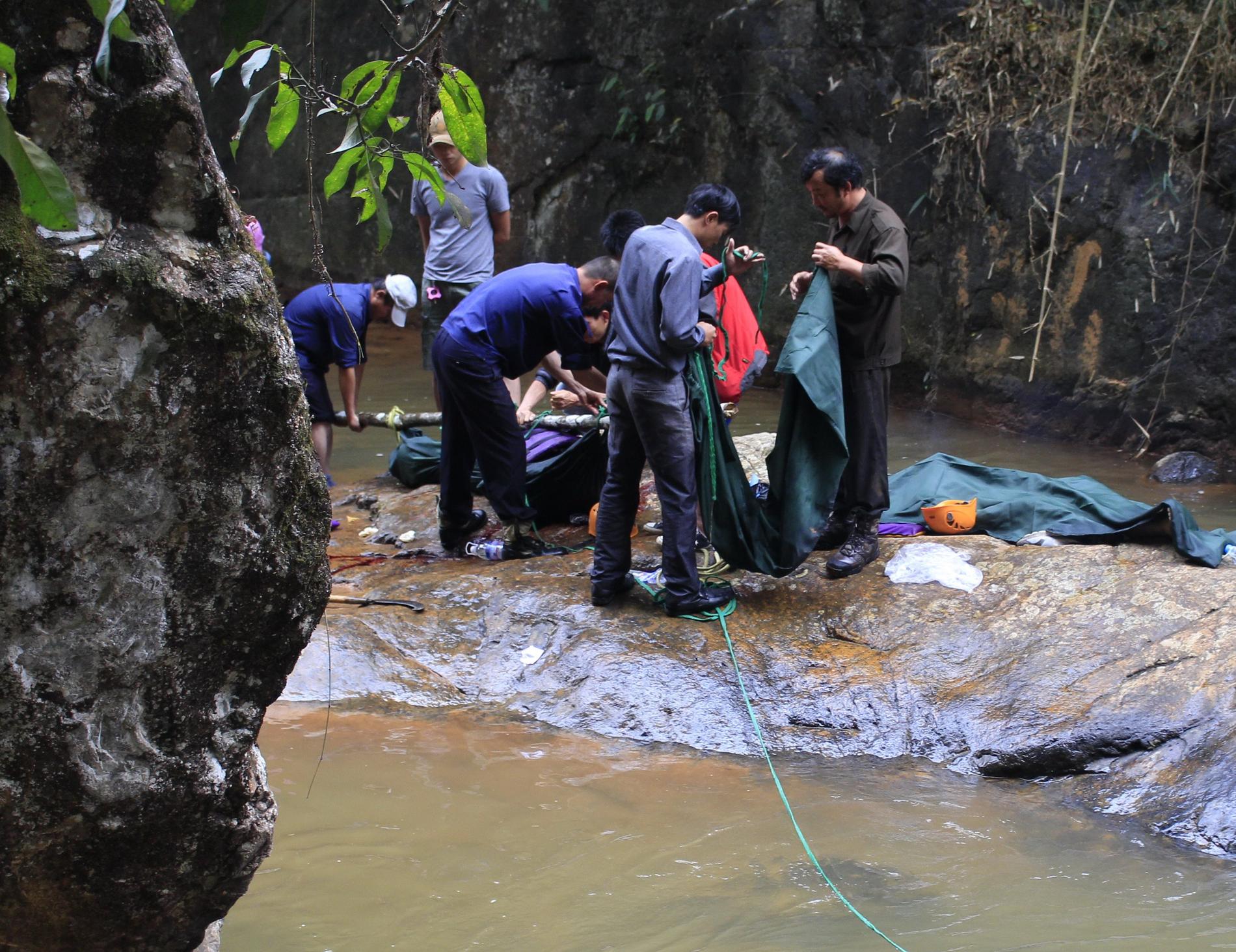 Tre brittiska turister dog när de skulle klättra i ett vietnamesiskt vattenfall.