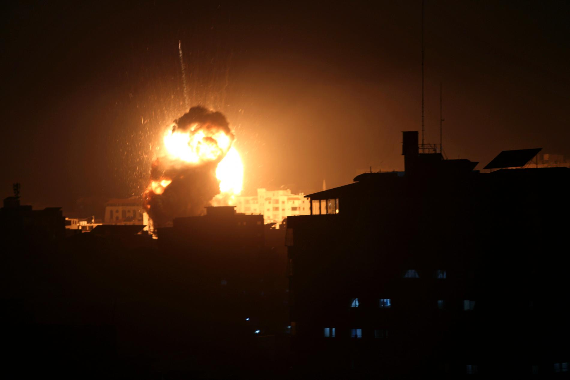 En explosion i Hamasledaren Ismail Haniyehs kontor i staden Gaza vid ett israeliskt flygangrepp.
