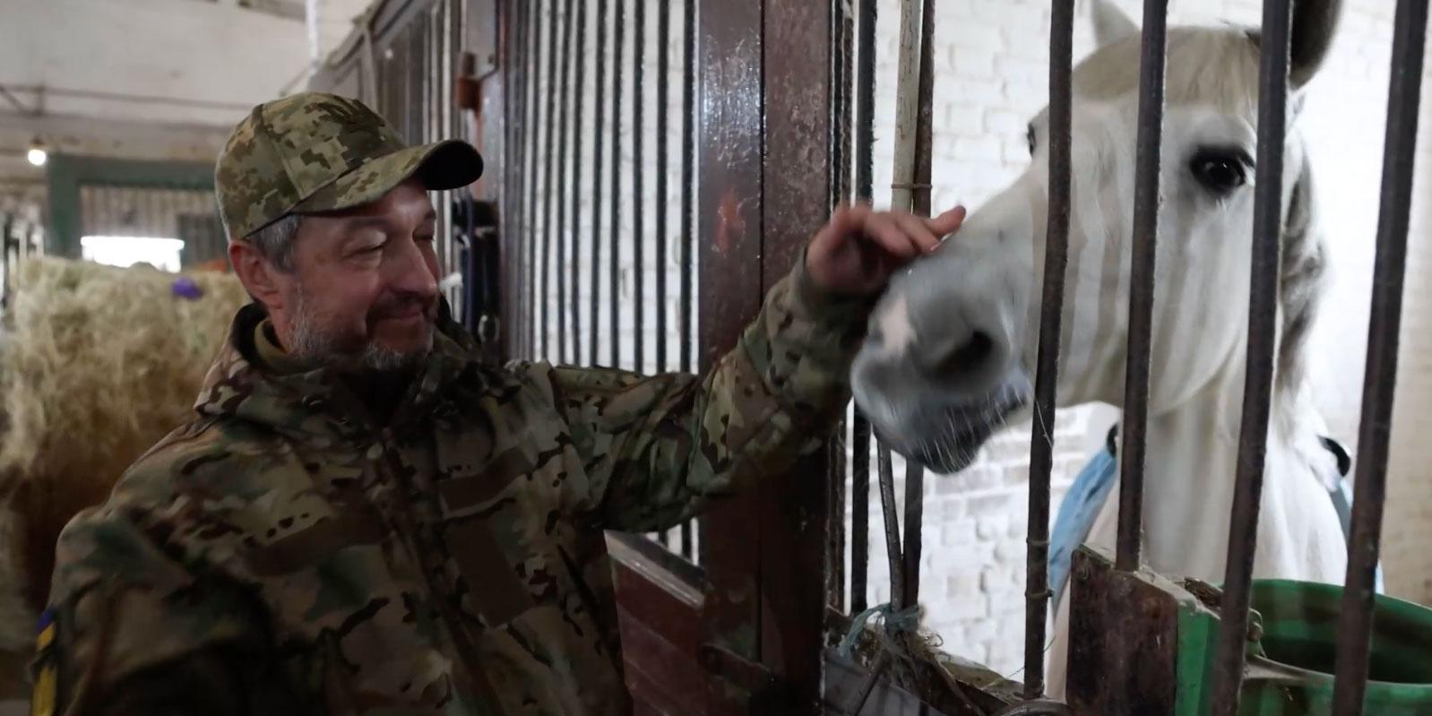 En av soldaterna som ”mellanlandat” på hästterapi. 