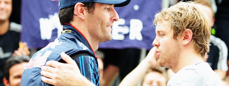 En besviken Sebastian Vettel, till höger, gratulerar dagens segrare, tillika stallkamrat, Mark Webber.