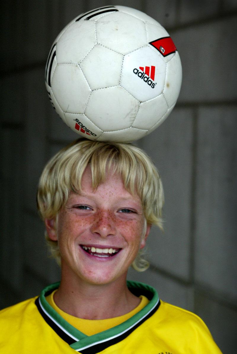 En 11-årig John Guidetti med en fotboll på huvudet. Han bodde under fem år i Kenya där hans pappa arbetade med ett skolprojekt.