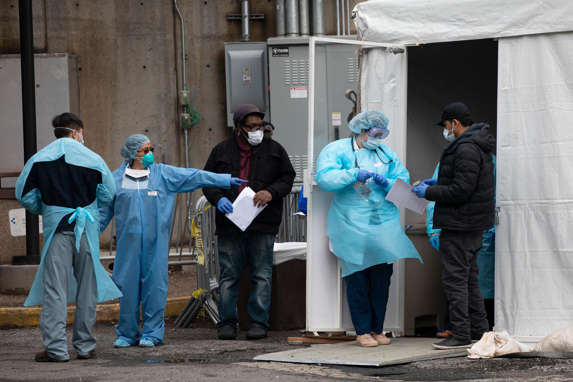 Sjukhuspersonal vid ett tält där misstänkta coronviruspatienter undersöks i Brooklyn i New York.