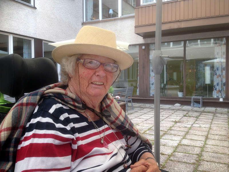 Berit, 84, bor sedan flera år på ett demensboende och får alla sina mediciner via Apodos-tjänsten. Gårdagens besked innebär att hon och drygt 14 000 andra äldre slipper betala för Apotekets räknemiss.