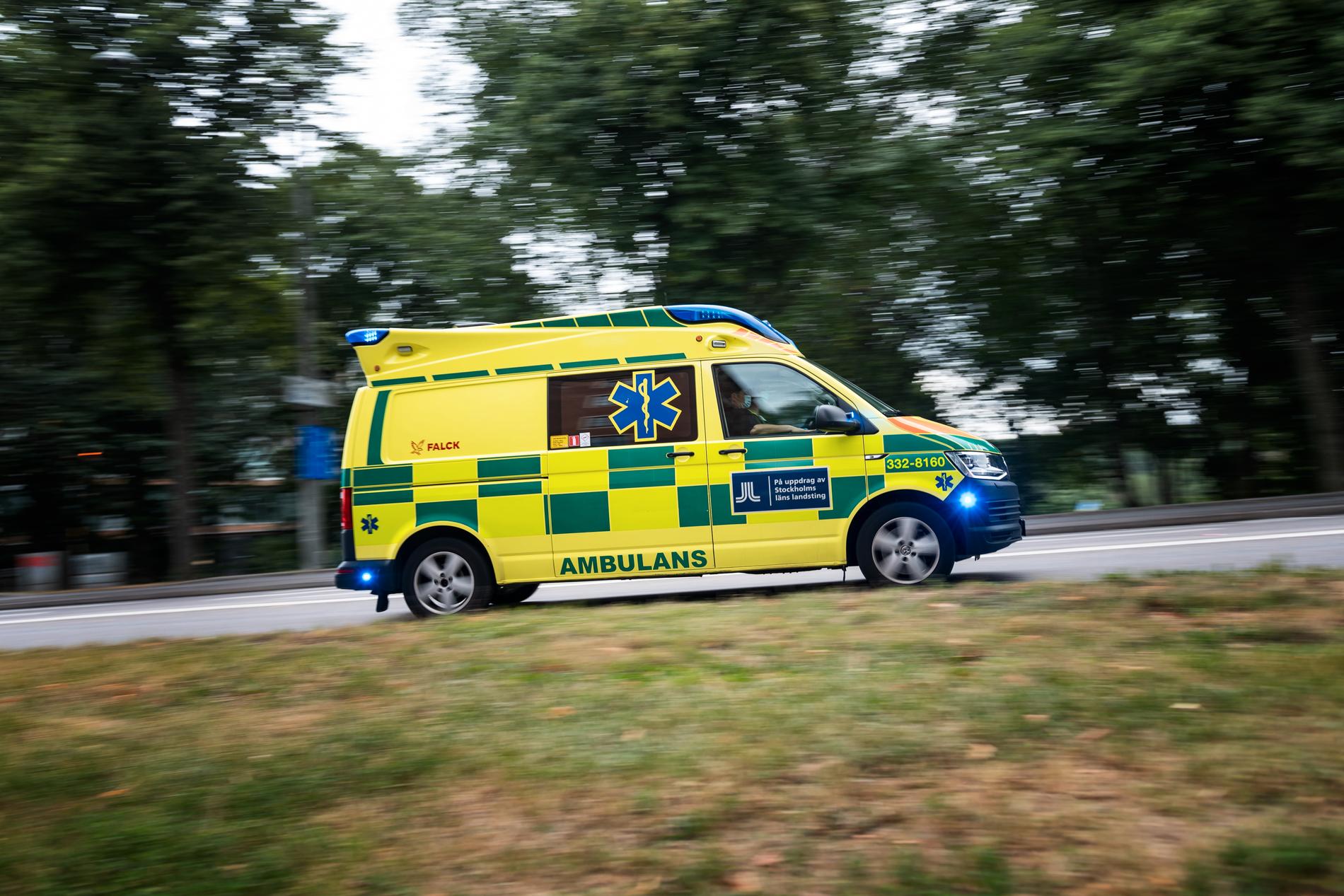 Tre personer har förts till sjukhus efter att en personbil voltat i Sollefteå kommun. Arkivbild.