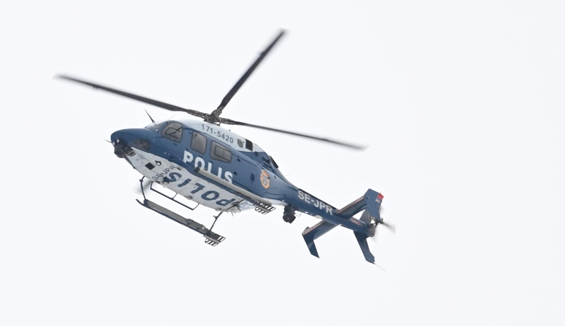 Polis satte in helikopter i sökandet efter rånarna