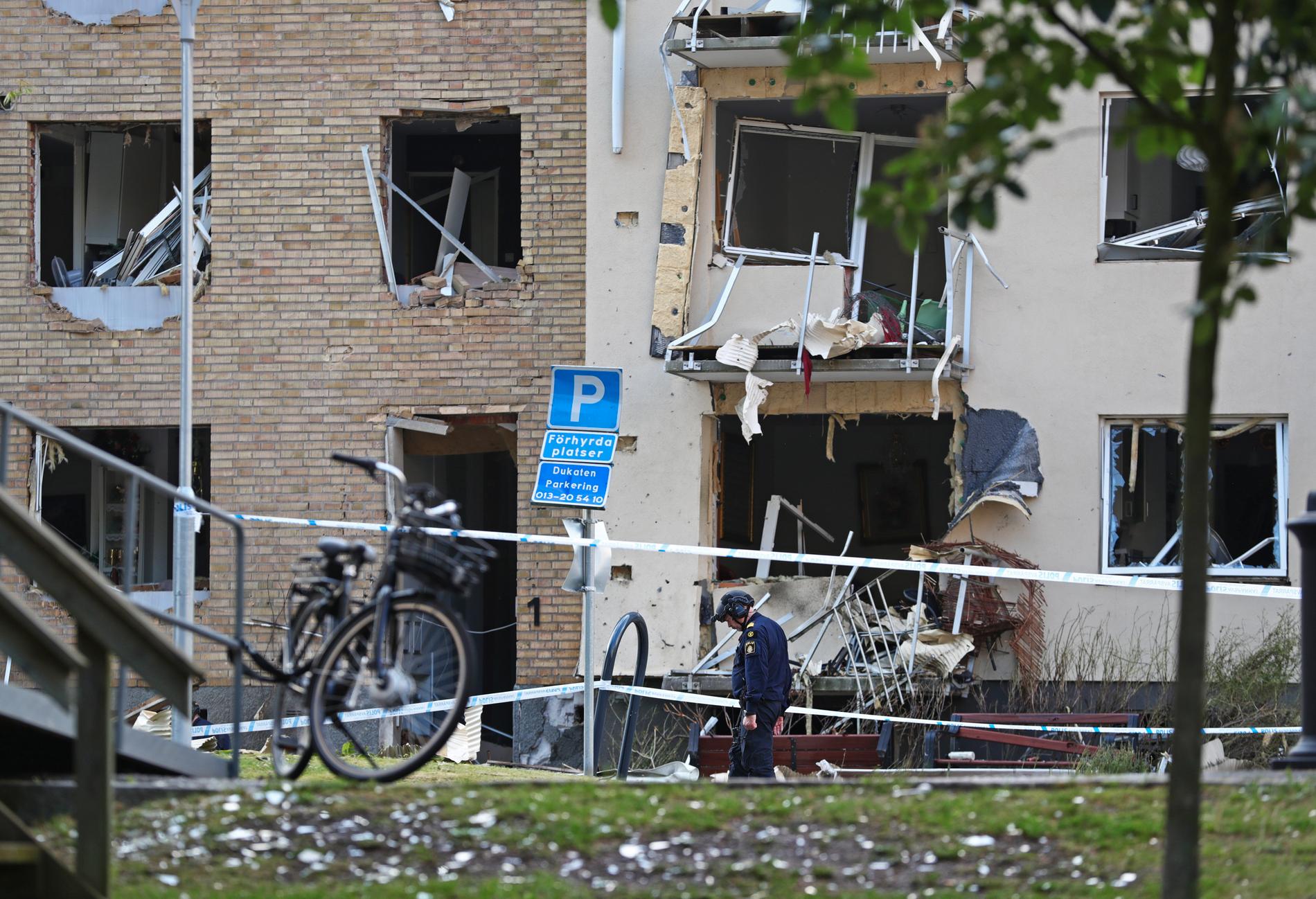 Polisens tekniker på plats intill byggnaden på kvällen efter den kraftiga explosionen. Ett hundratal lägenheter fick skador på fönster och balkonger.