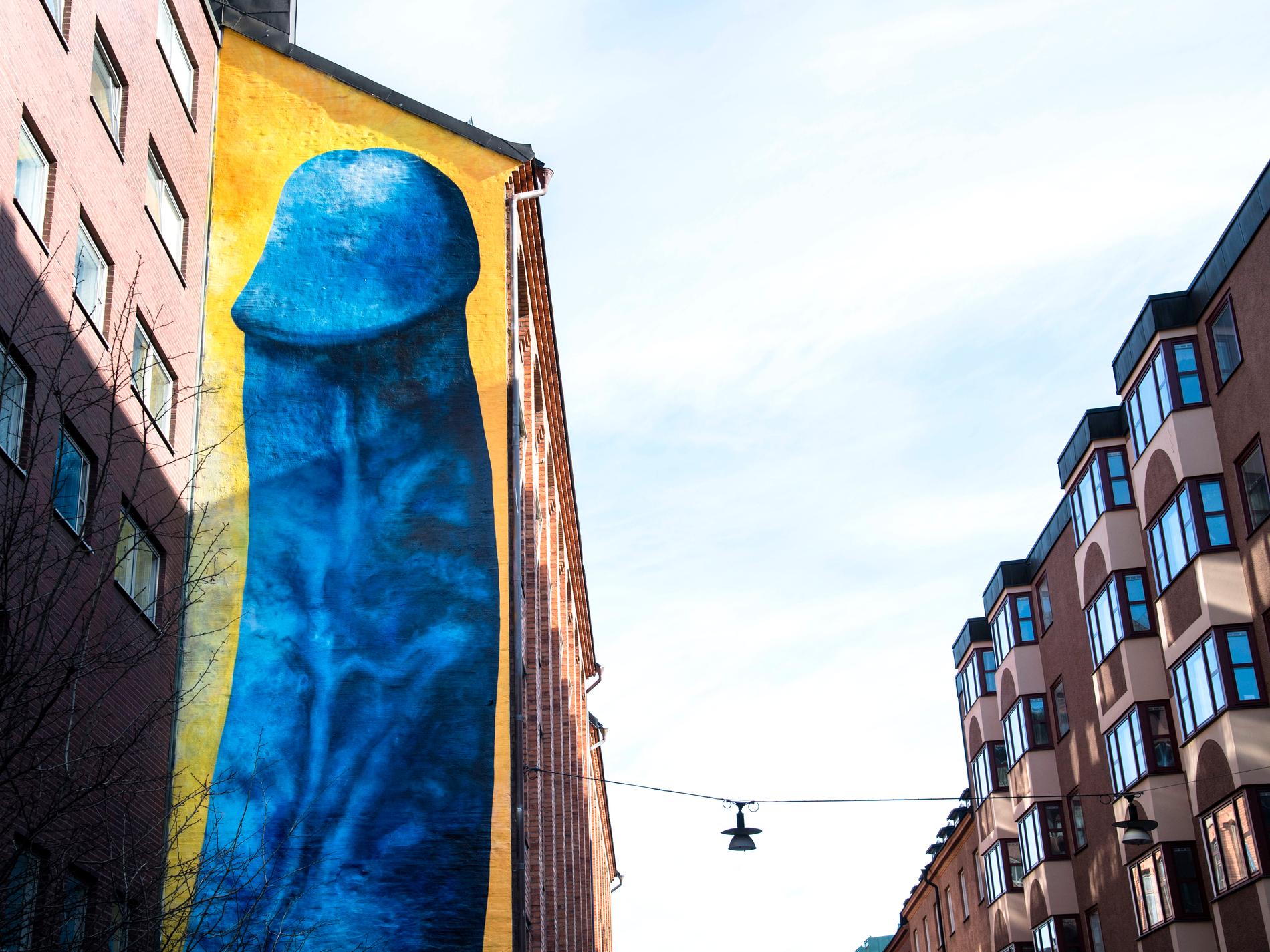 En flera meter hög, blå, erigerad penis avbildas på Kronobergsväggen på Kungsholmen i Stockholm.