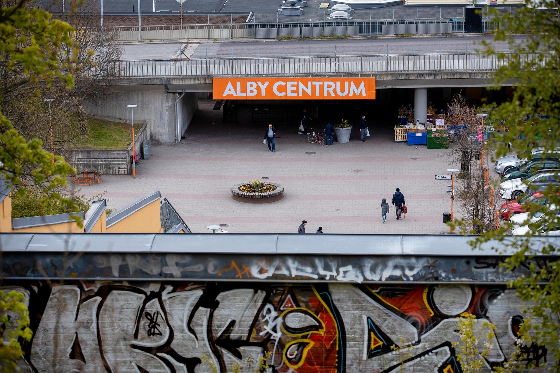 Alby är en del av Stockholms tätort och en kommundel i Botkyrka kommun. Här Alby centrum.
