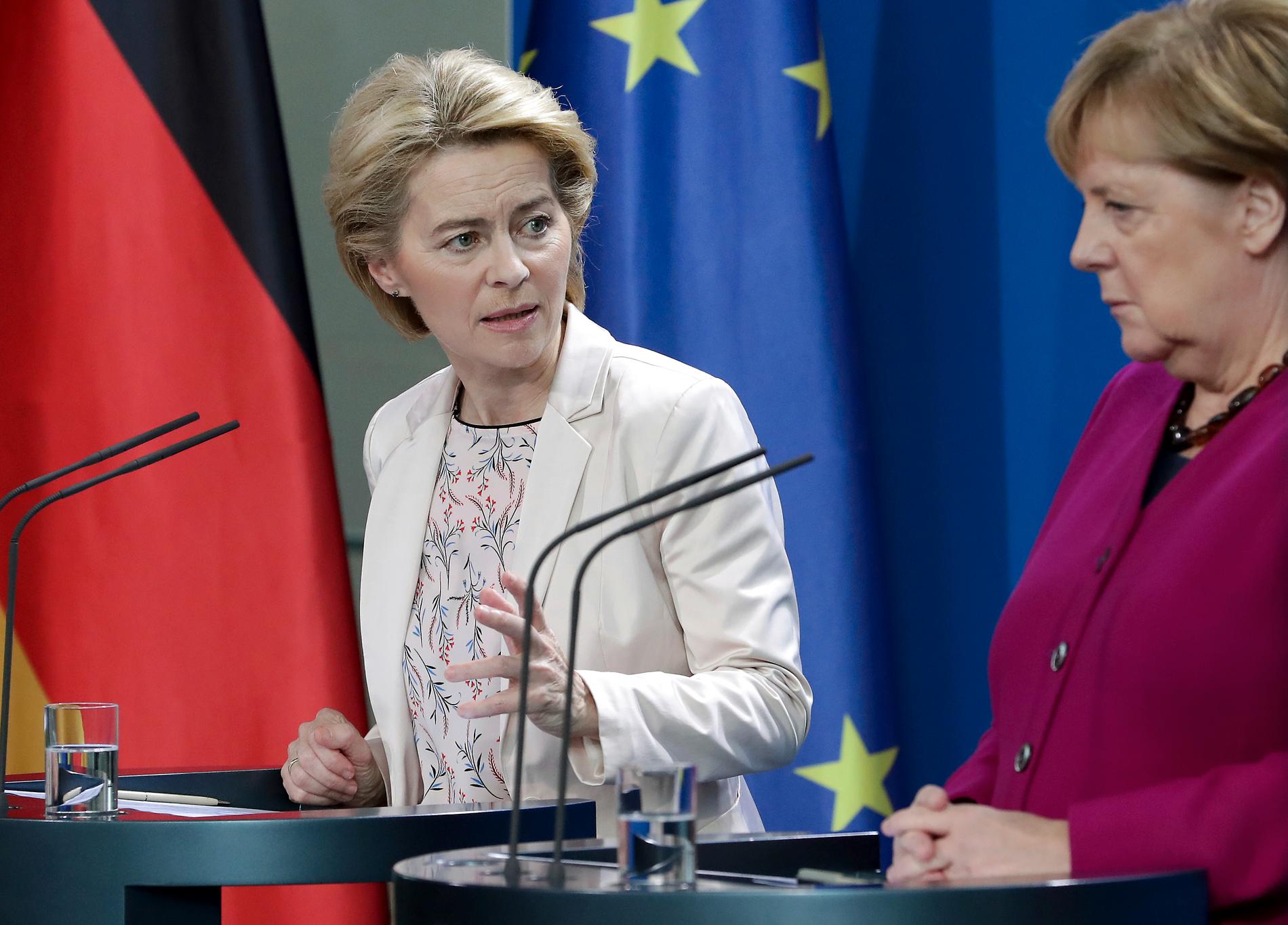 EU:s tillträdande kommissionsordförande Ursula von der Leyen (till vänster) tillsammans med Tysklands förbundskansler Angela Merkel. Arkivfoto.