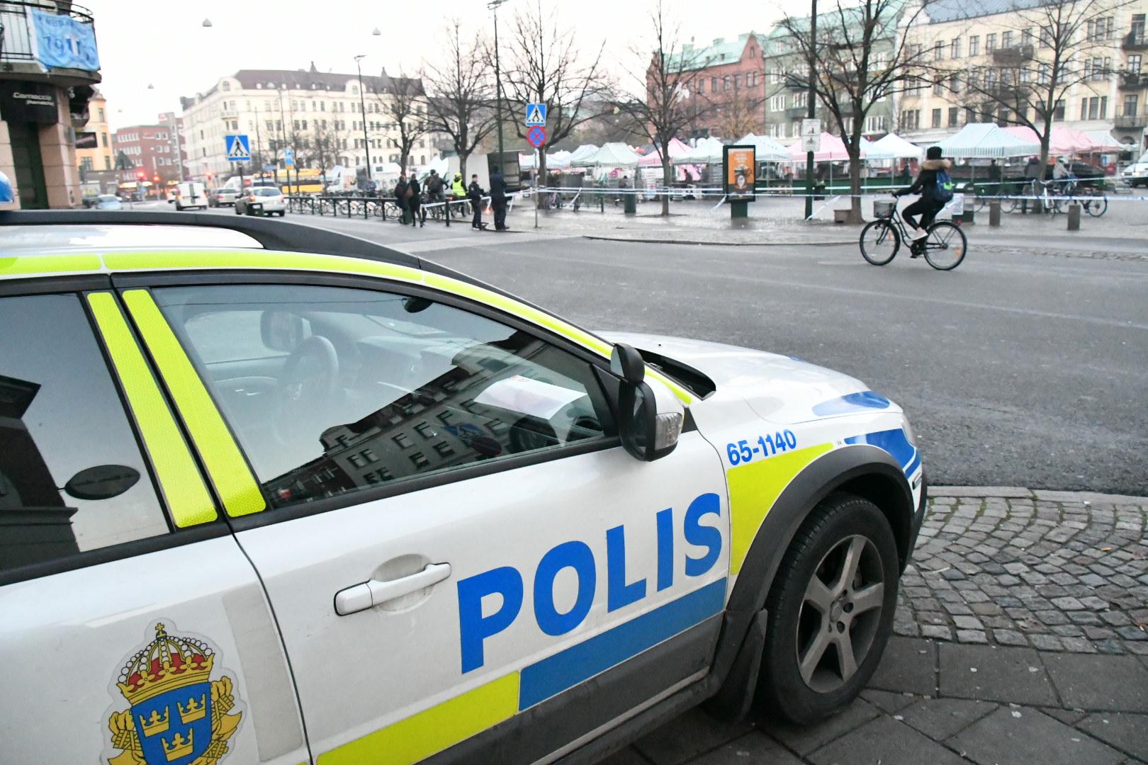 Polisen på plats vid Möllevångstorget i Malmö