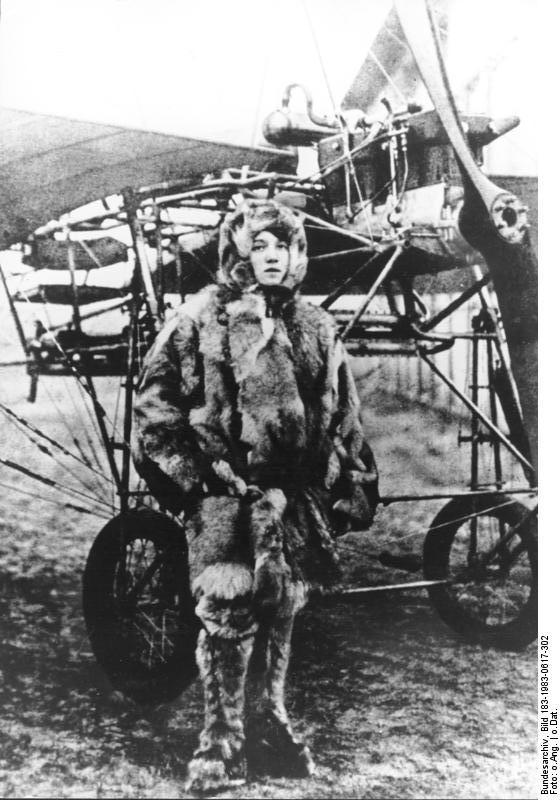 Förebilden för romankaraktären ”Nelly”, den första kvinnliga, tyska piloten Melli Beese.