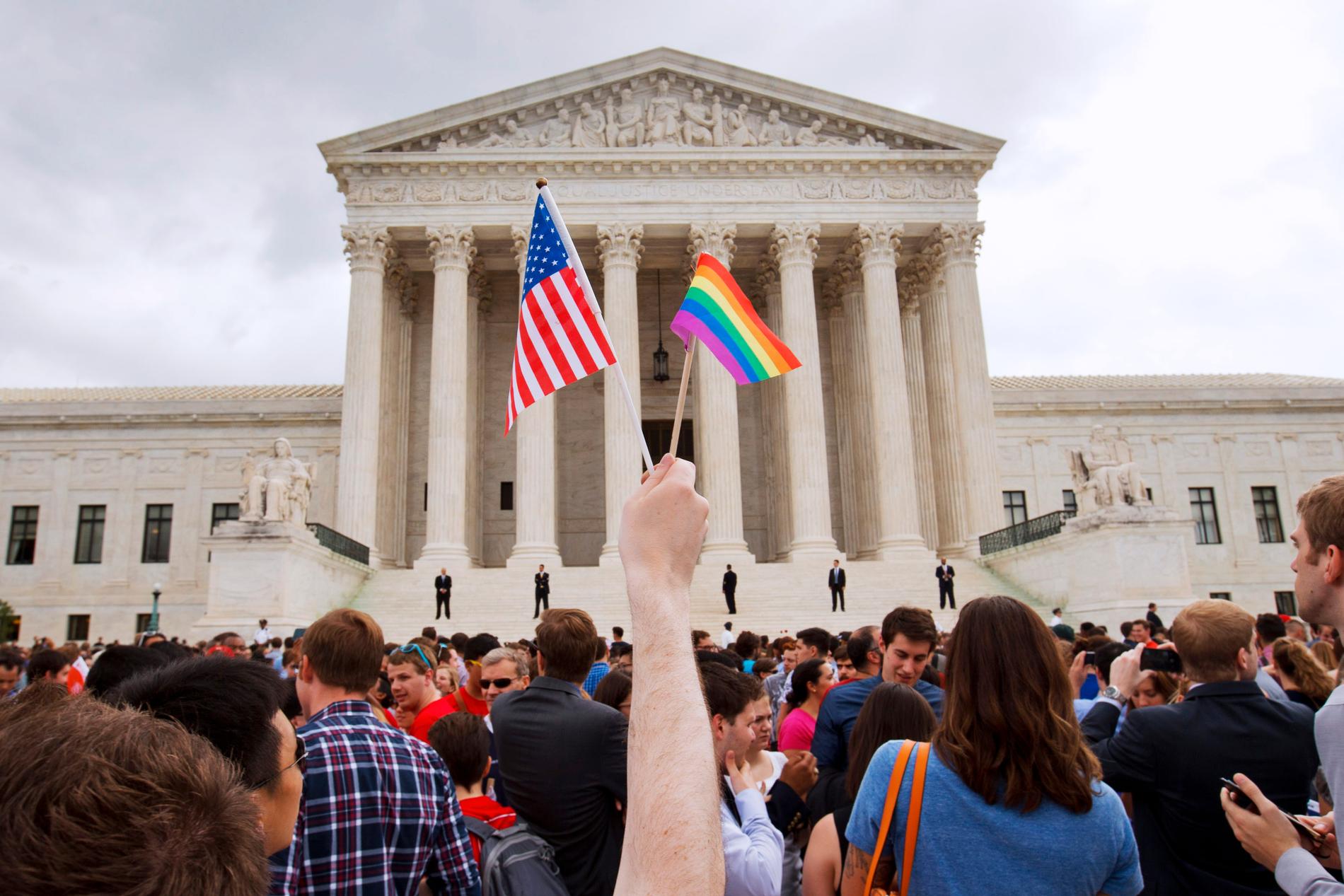 Människor firar utanför Högsta domstolen i Washington DC 2015, då samkönade äktenskap blev lagligt i hela landet.