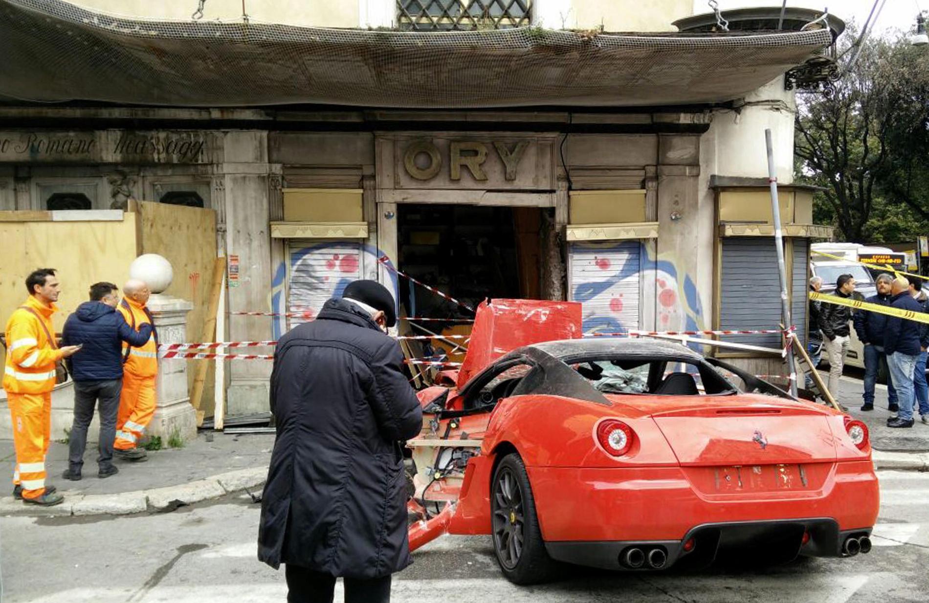 Men resan från garaget blev en mardröm, skriver The Telegraph. Bilen kan köra 0-100km/h på tre sekunder, något som parkeringsbetjänten fick uppleva lite väl mycket. Resan slutade med en totalkvaddad bil i en lokal affär. 
– Jag blev förvirrad, istället för att bromsa råkade jag gasa, sa parkeringsbetjänten till polisen enligt italienska Corriere della Sera.
