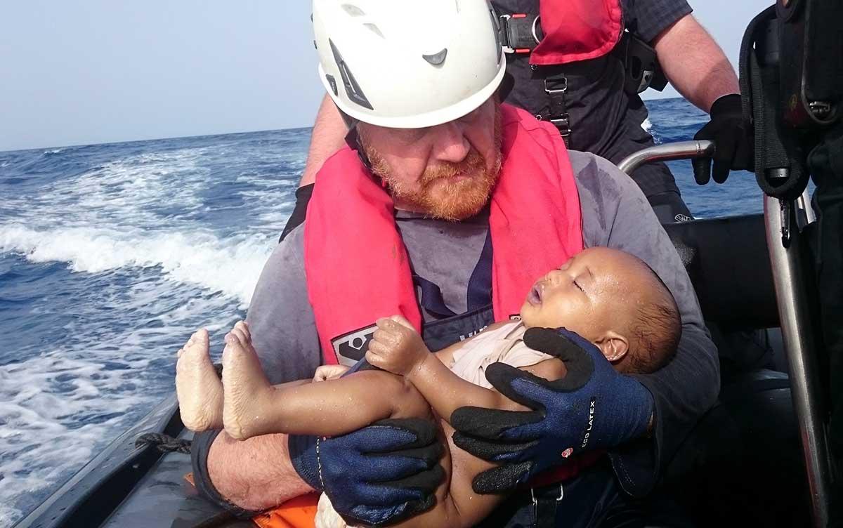 Bilden som skakar världen En tysk hjälparbetare som i fredags deltog i en räddningsinsats utanför Libyens kust fann kroppen efter ett drunknat spädbarn. Det är okänt om någon av barnets föräldrar fanns bland de 135 personer som samtidigt räddades.