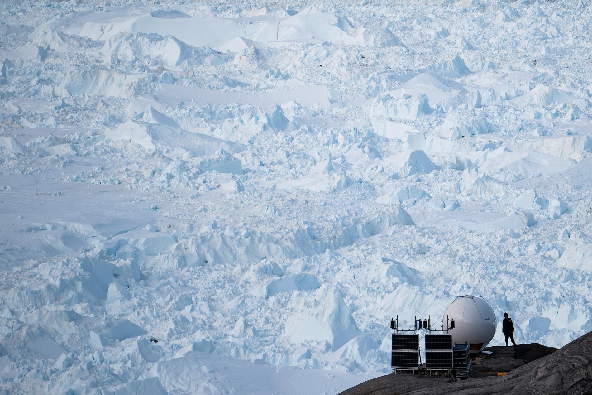 Grönlands massiva isar kan verka oändliga. Men de är ändå sköra. Arkivbild från New York Universitys läger vid Helheim-glaciären.