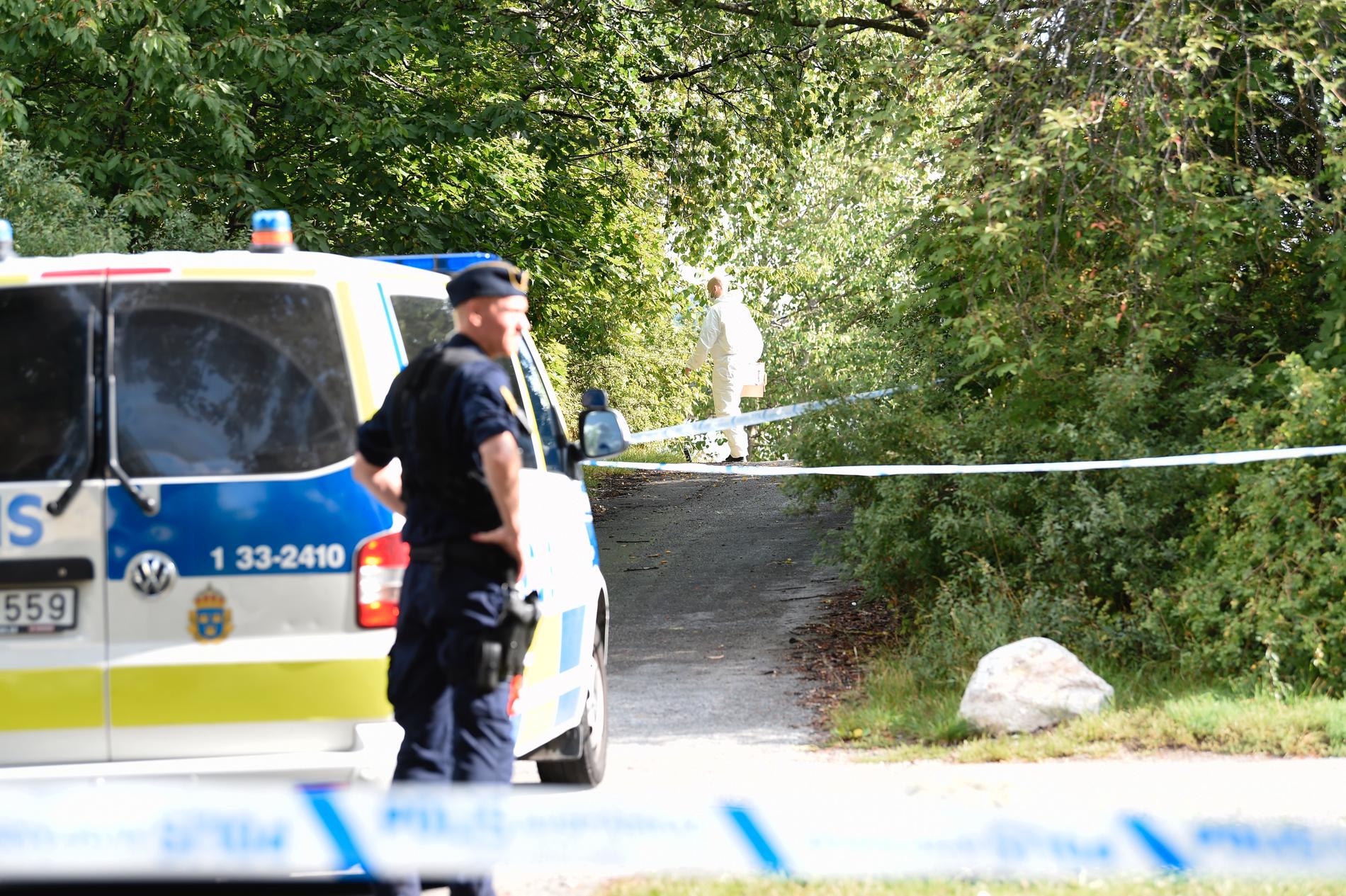 En skjuten man har hittats död utomhus i Tensta i Stockholm. En förundersökning om mord är inledd.
