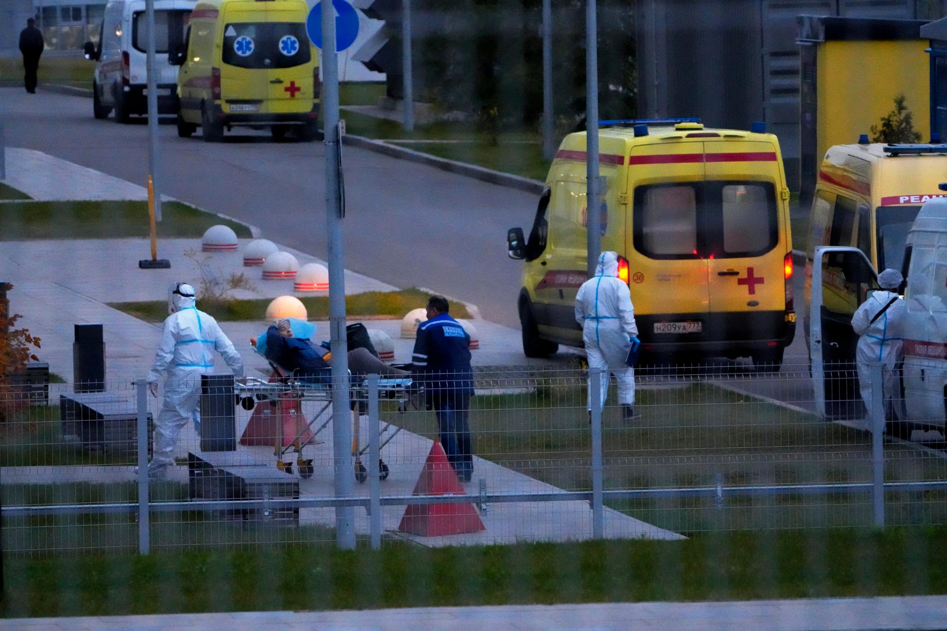 En patient som misstänks ha covid-19 tas in på sjukhus i Kommunarka, utanför den ryska huvudstaden Moskva.