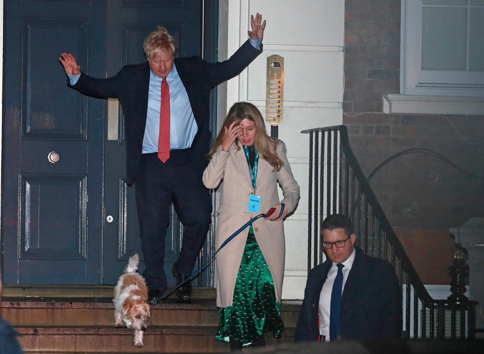 Boris Johnson på väg ut ur Downing Street 10 precis innan det blev helt klart att Tories skulle få egen majoritet i parlamentet.