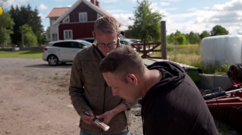 Einar passar på att prata med Patrik när han målar golvlister på gården.