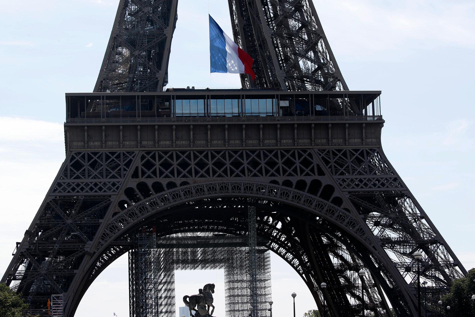 En 42-årig man avled av sina skador efter ett polisingripande i januari i år nära Eiffeltornet i Partis. Fallet liknas nu vi amerikanen George Floyds död efter ett våldsamt polisingripande i USA i maj i år.