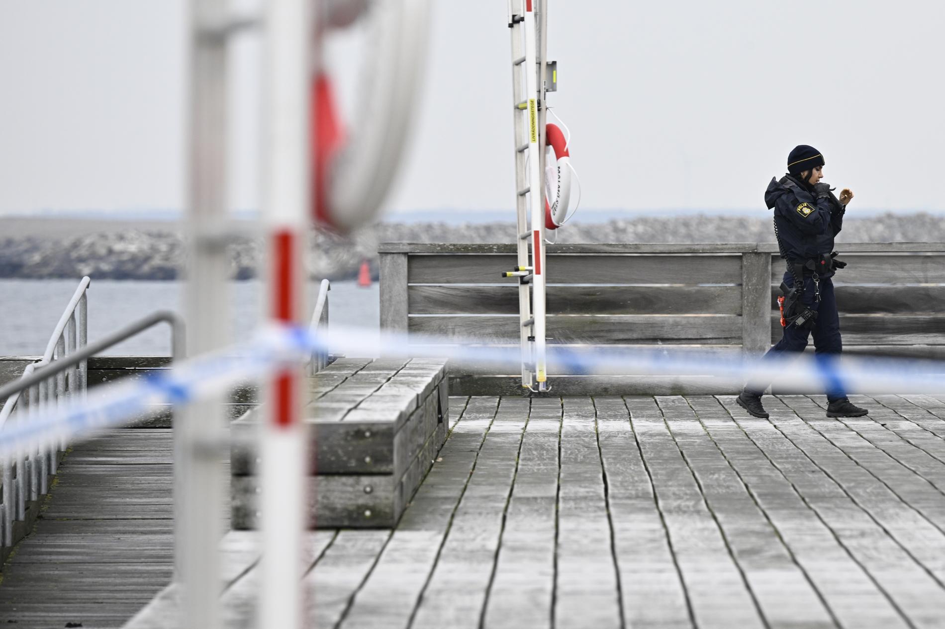 Polis och sjöräddning på plats vid Scaniabadet i Malmö.