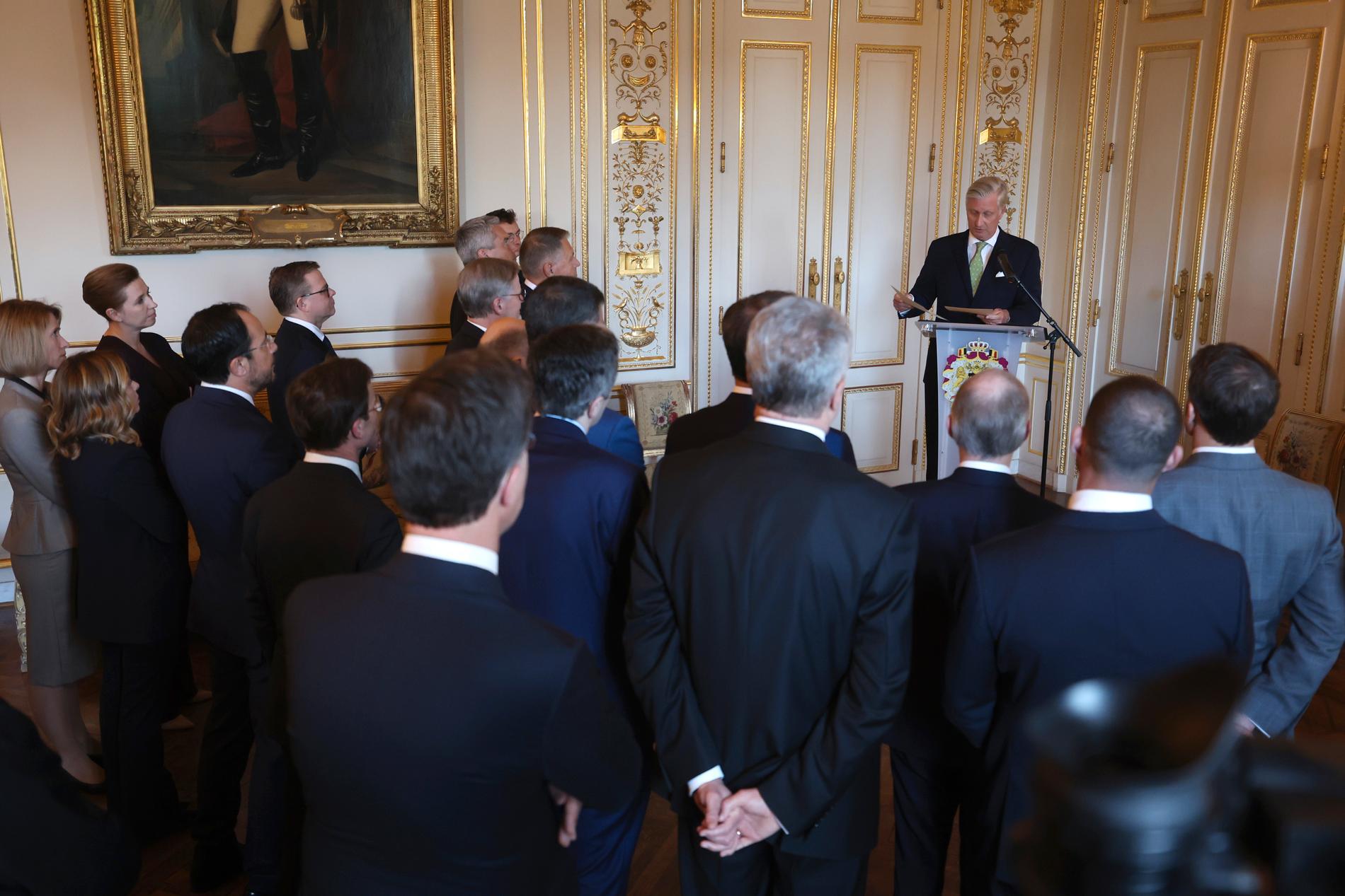 EU-ländernas stats- och regeringschefer lyssnar till belgarnas kung Philippe på en mottagning på kungliga slottet i Bryssel inför onsdagskvällens EU-toppmöte.
