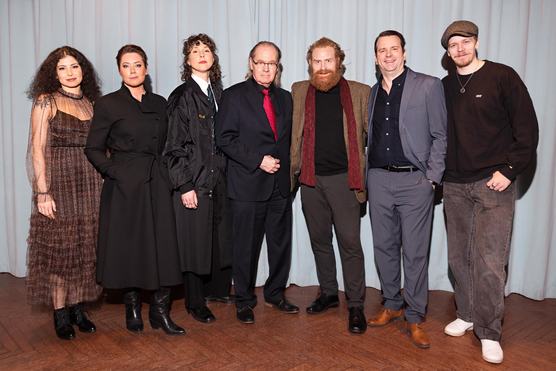 Med kollegorna i ”Beck”. Från vänster: Elmira Arikan, Jennie Silfverhjelm, Anna Asp, Peter Haber, Kristofer Hivju, Måns Nathanaelson och Valter Skarsgård.