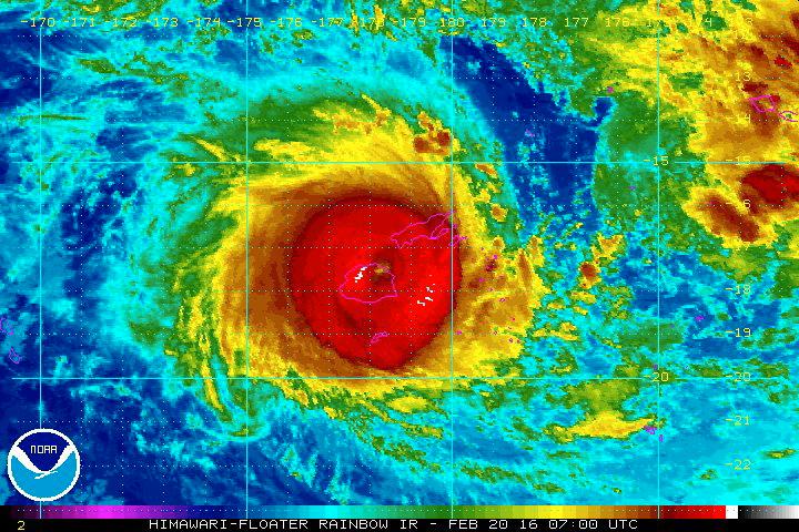Cyklonen Winston drar in över Fiji.