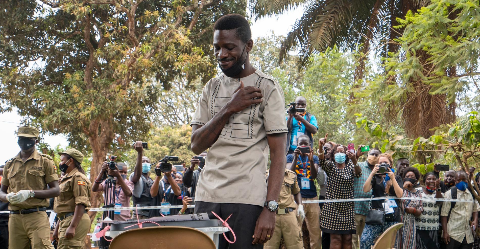Ugandas främsta oppositionspolitiker Bobi Wine röstade under torsdagen i presidentvalet. Han har väckt hopp om förändring hos landets unga befolkning.
