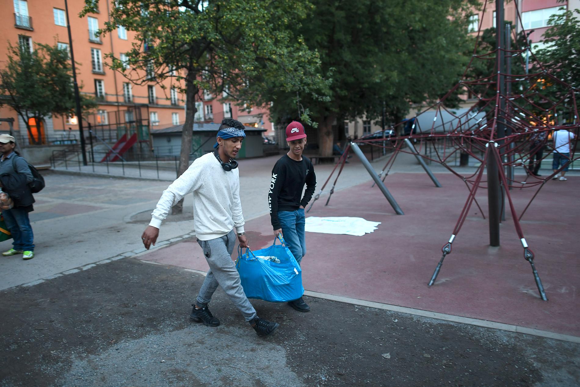 Taha och Azaraf hänger vid Björns trädgård i Stockholm, ett känt tillhåll för de unga marockanerna. 