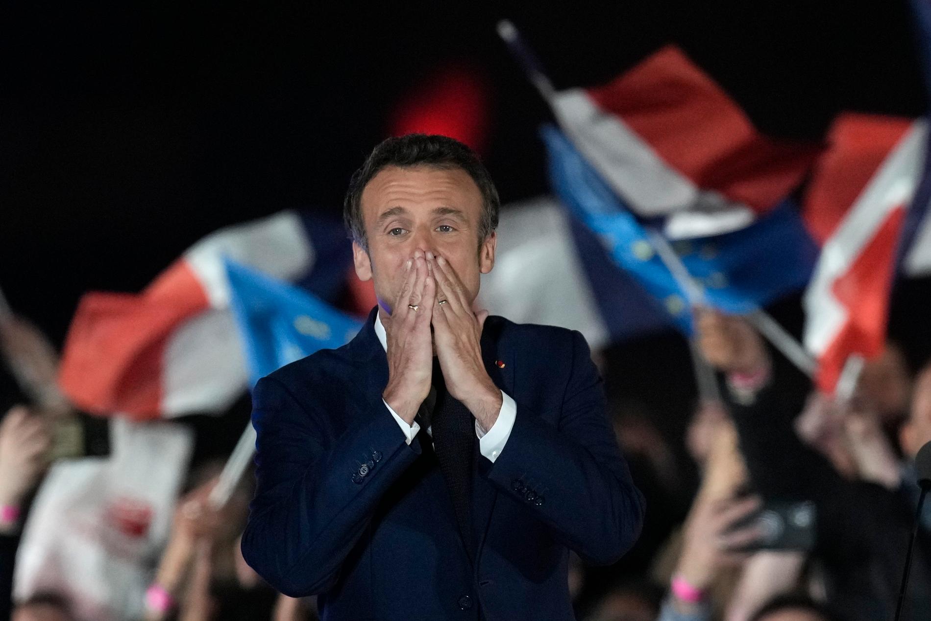 Emmanuel Macron förde samman händerna av tacksamhet när han skulle hålla segertalet.