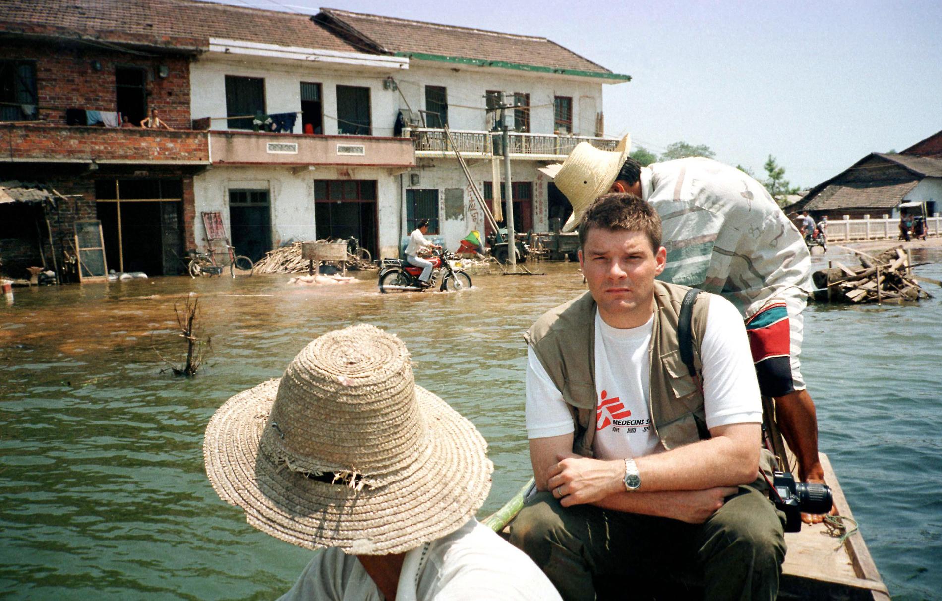 Aftonbladets Jan Helin var första västerländska journalisten som besökte katastrofområdena och den översvämmade staden Xin Qiang Yuan i Kina i augusti 1998.