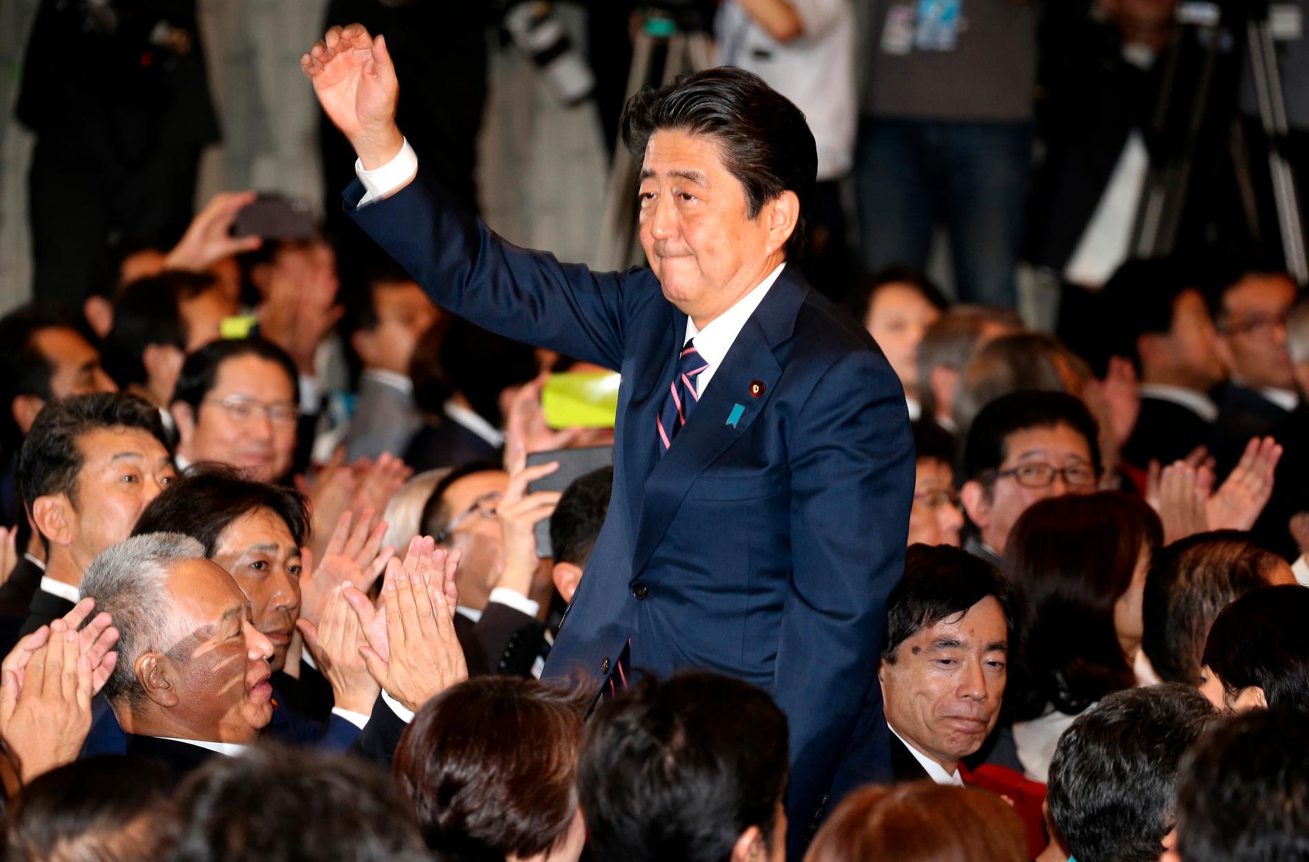 Shinzo Abe applåderas av parlamentsledamöter i Liberaldemokratiska partiet (LDP) efter att det han omvalts som deras ledare.