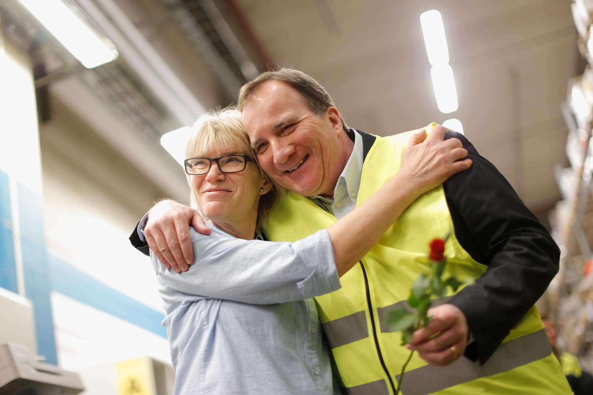 Ibland kramas till och med Stefan Löfven, här med Inger Elmlund under ett besök på en fabrik i Tidaholm.