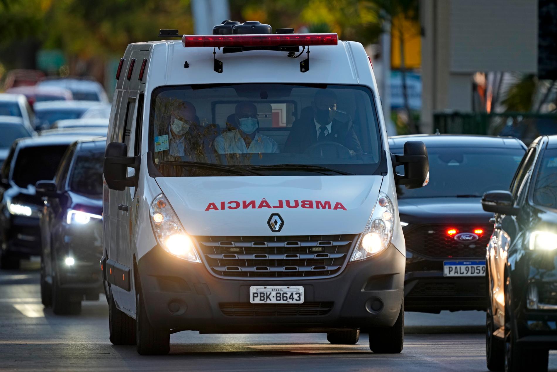 President Bolsonaro fick ambulanstransport till sjukhuset.