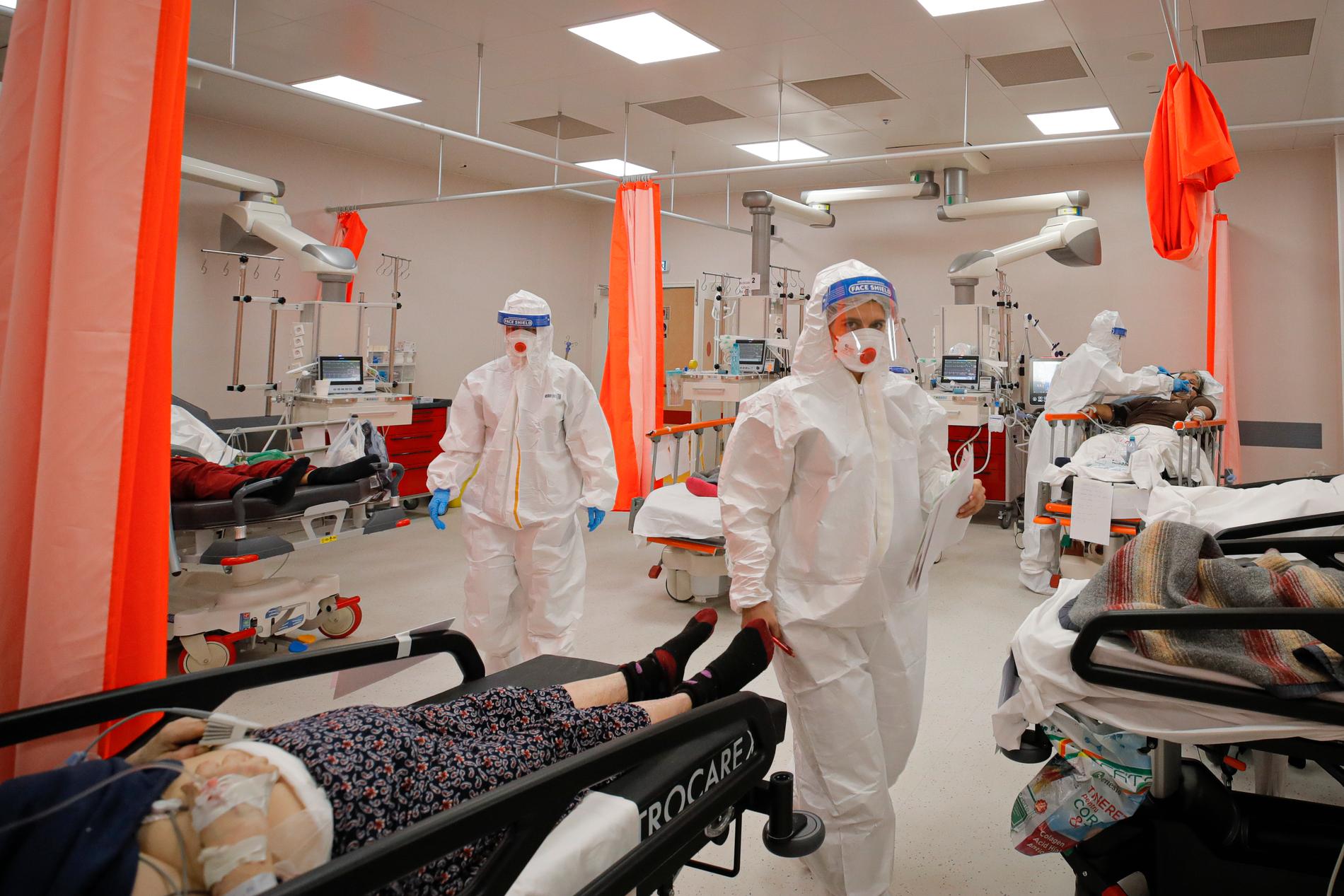 Patienter på akutintaget på Bagdasar-Arseni-sjukhuset i Rumäniens huvudstad Bukarest. Mottagningen har gjorts om till covid-19-avdelning.