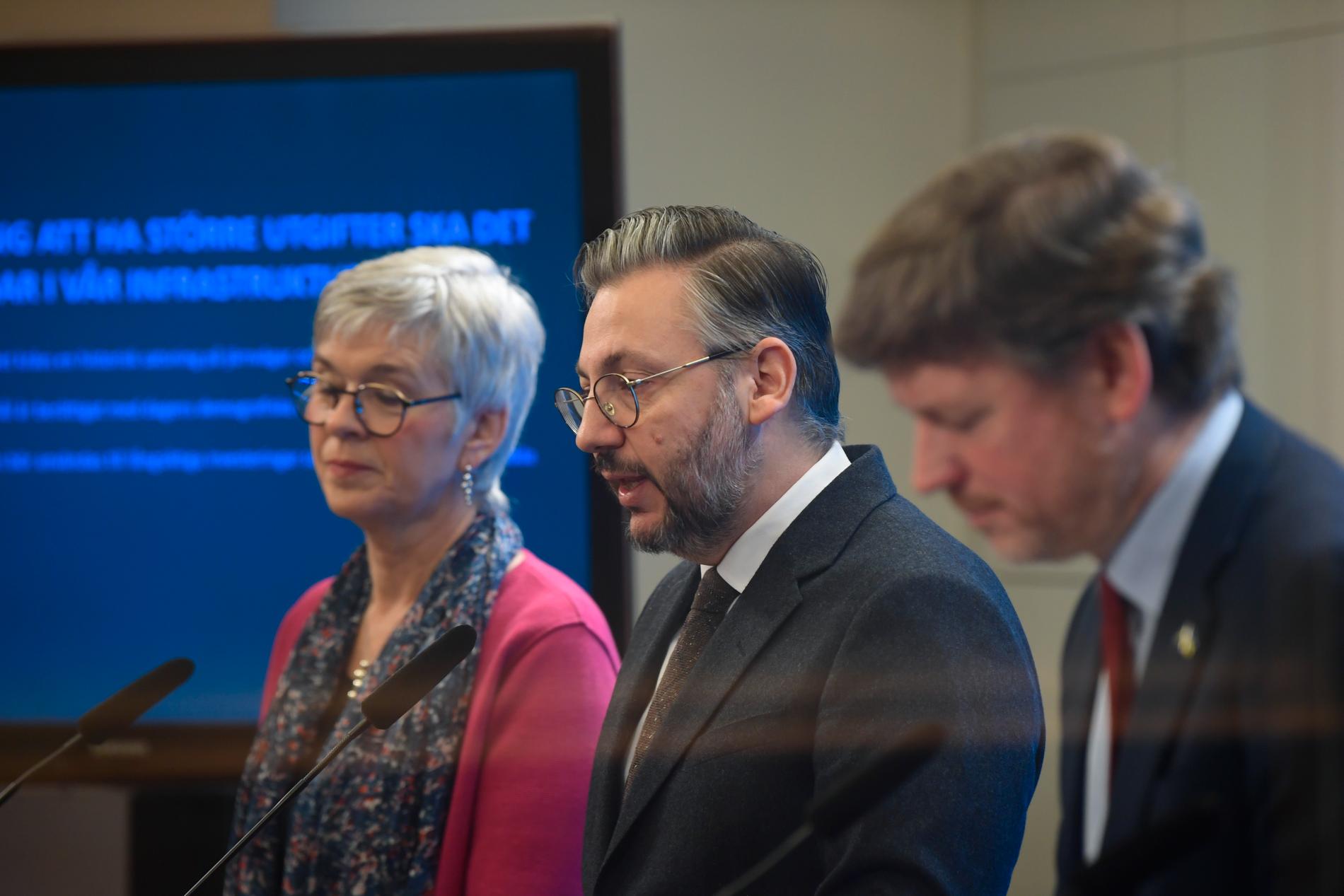 Centerpartiets ledare Muharrem Demirok, ekonomiskpolitiska talesperson Martin Ådahl och Ulrika Heie, ordförande i trafikutskottet.